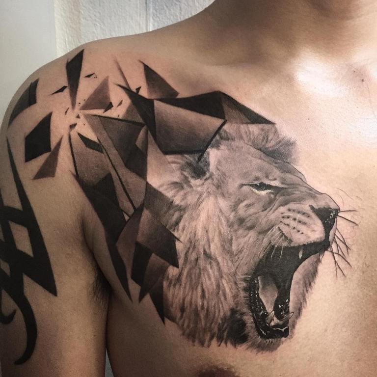 Tatouage de la poitrine d'un homme