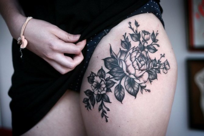 tatouage de cuisse fleurs
