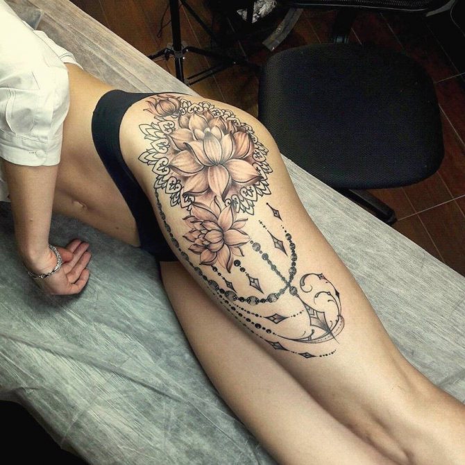 tatouage de fleurs sur la cuisse