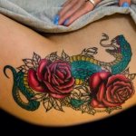 Tatouage sur la hanche pour les filles : croquis, motifs, inscriptions, petits tatouages, fleurs, animaux, dragons, roses. Photo