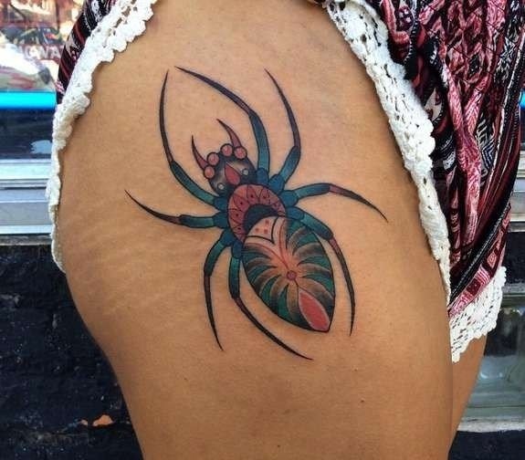 Tatouage sur la hanche pour les filles : croquis, motifs, inscriptions, petits tatouages, fleurs, animaux, dragons, roses. Photo