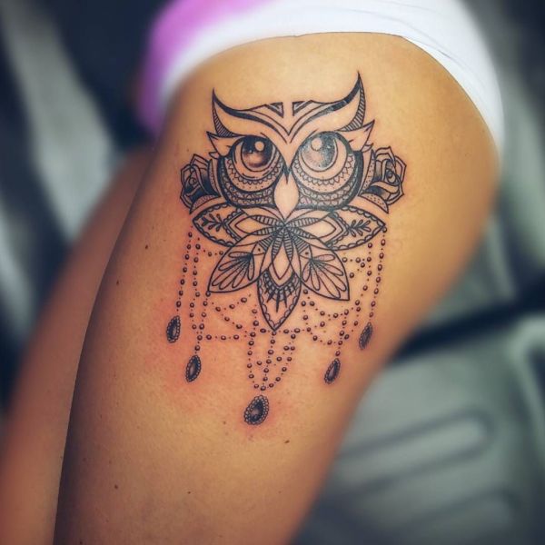 Tatouage sur la hanche pour les filles : croquis, motifs, inscriptions, petits tatouages, fleurs, animaux, dragons, roses. Photo