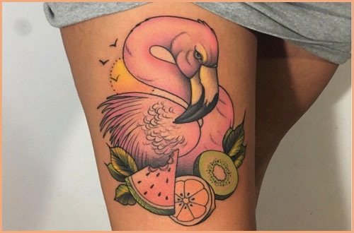 Tatouage sur la hanche pour les filles, photo. Beaux motifs, dentelle, fleurs, croquis, inscriptions avec traduction