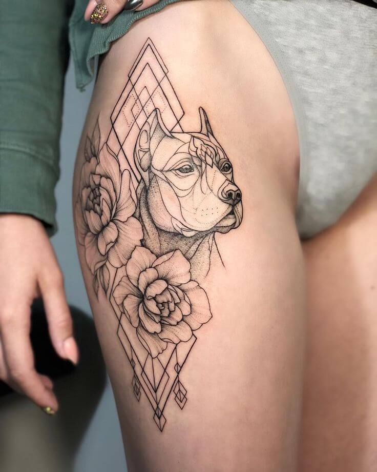 tatouage sur la géométrie de la hanche
