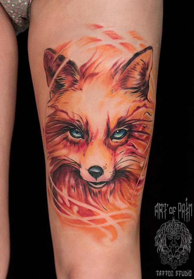 Tatouage de renard réaliste sur la hanche