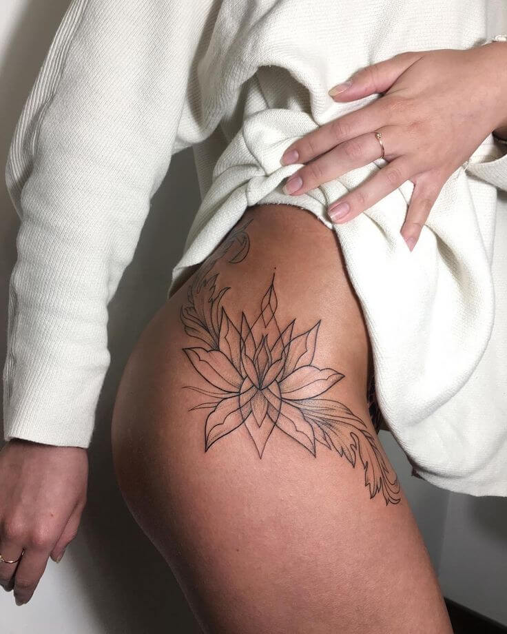 tatouage lotus sur la cuisse