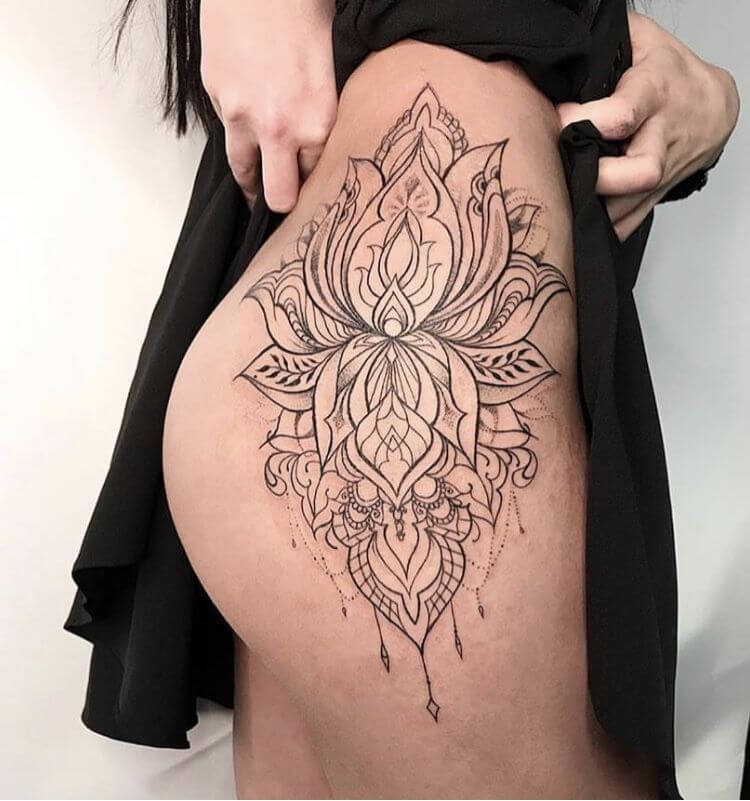 tatouage de lotus sur la hanche