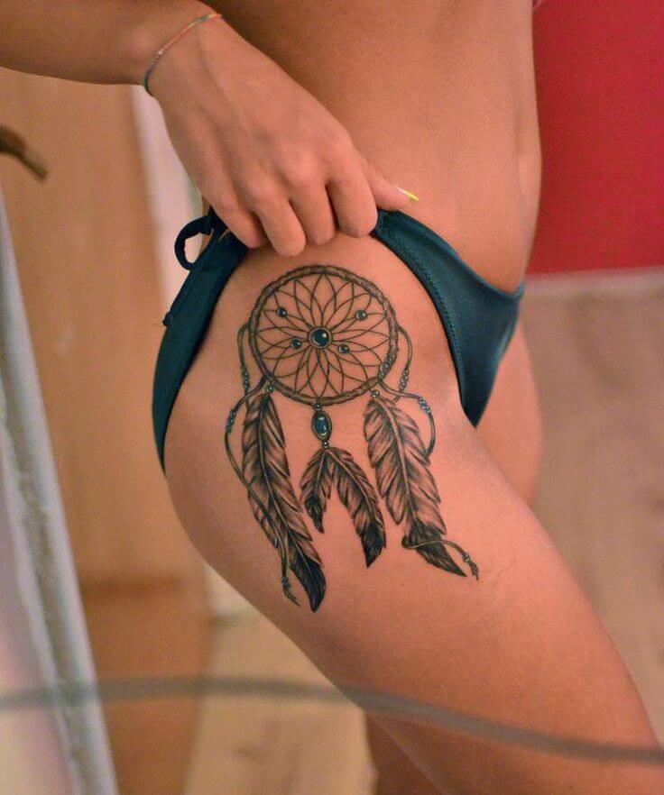 Tatouage sur la hanche attrape-rêves