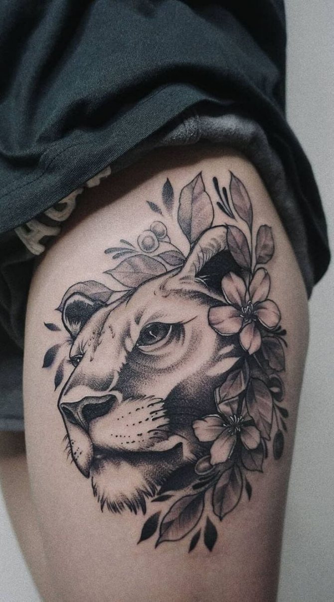 tatouage de hanche lionne