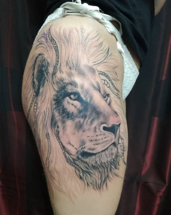 Tatouage sur la cuisse d'une fille
