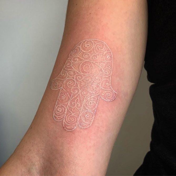 Tatouage sur fond blanc