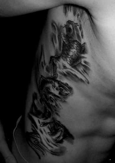 Tatouage sur le côté d'un homme