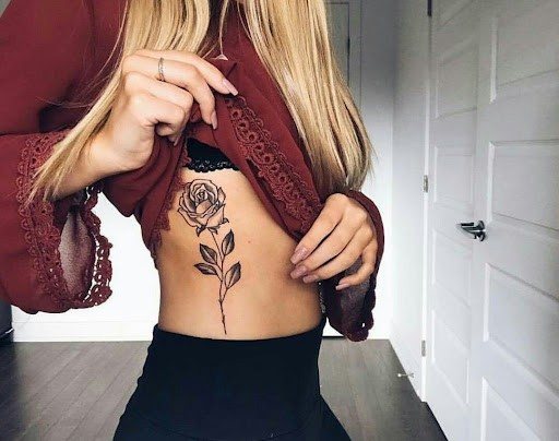 Tatouage sur le côté des filles
