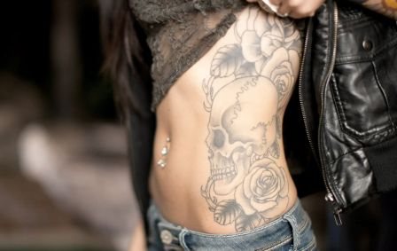 Tatouage sur le côté à Saint-Pétersbourg