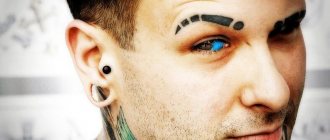 Tatouage de globe oculaire avec de la peinture bleue