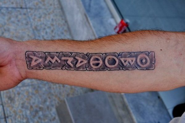 Tatouage en grec avec traduction. Photo, phrases