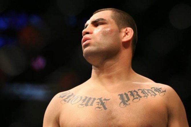 Un tatouage sur la poitrine de Kane Velasquez. Fierté brune