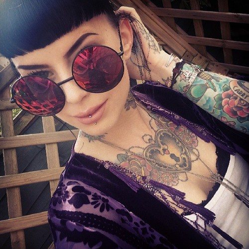 Tatouage sur la poitrine d'une fille