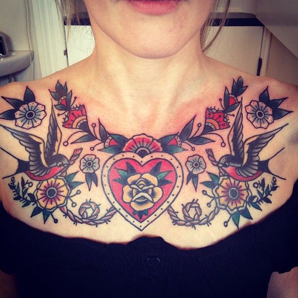tatouage sur la poitrine