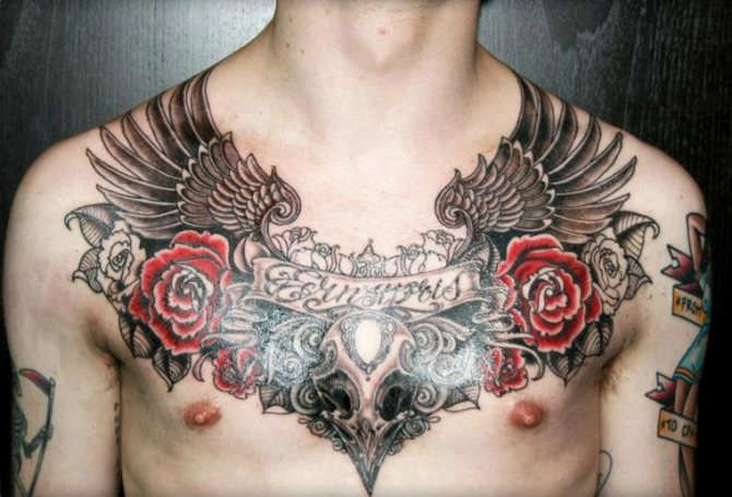 tatouage sur la poitrine