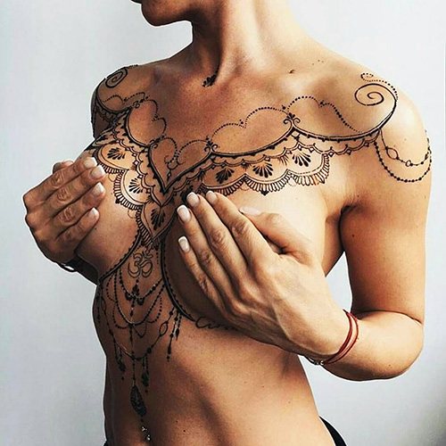 Tatouages sur la poitrine pour les filles. Photos, inscriptions, croquis