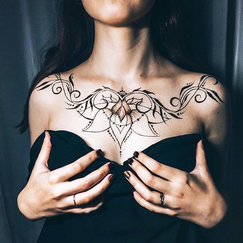 Tatouage sur la poitrine chez les filles. Photos, légendes, croquis