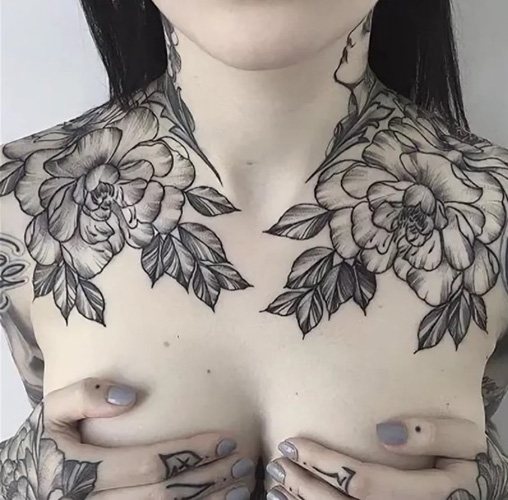 Tatouage sur la poitrine chez les filles. Photos, légendes, croquis