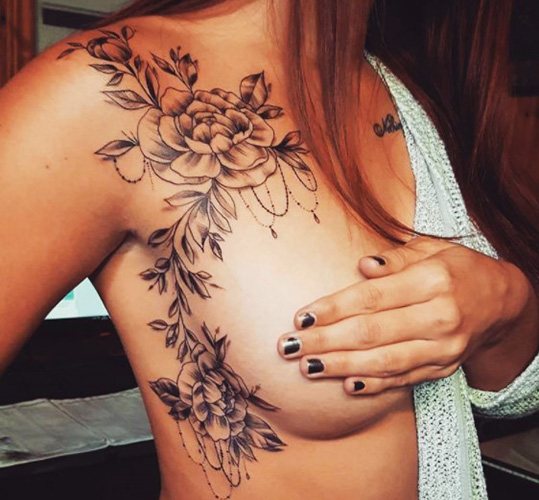 Tatouage sur la poitrine chez les filles. Photos, légendes, croquis