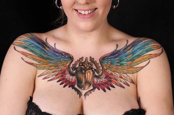 Tatouage sur la poitrine chez les filles. Photos, légendes, croquis