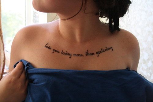 Tatouage sur la poitrine chez les filles. Photos, légendes, croquis