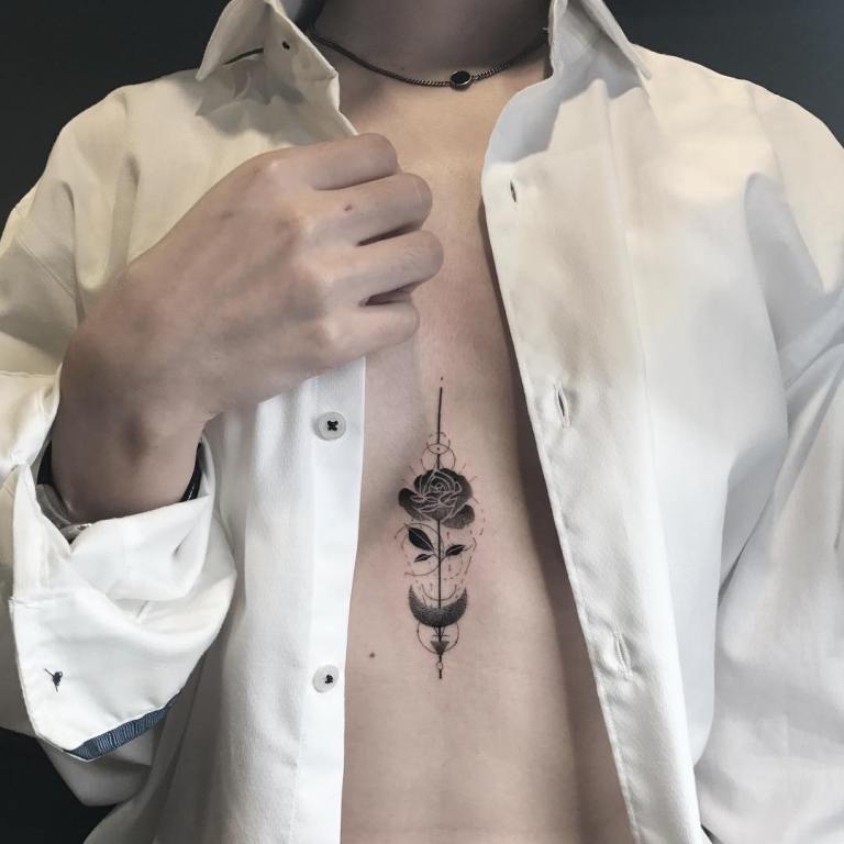tatouage sur la poitrine