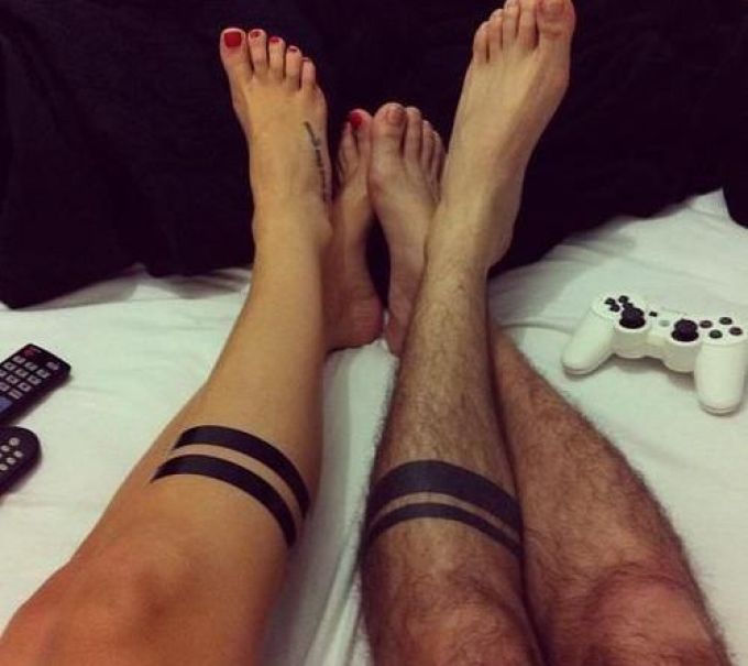 Le tatouage sur le mollet sous forme de rayures est parfait pour tous.