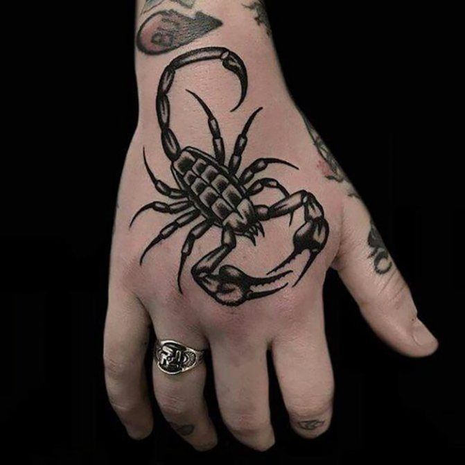 Tatouage d'un scorpion sur la main