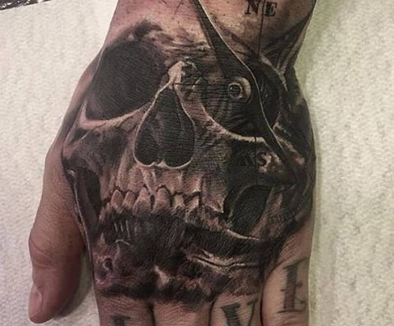 Tattoo sur la main - Tattoo sur la main - Tattoo sur le poignet - Tattoo sur la main crâne