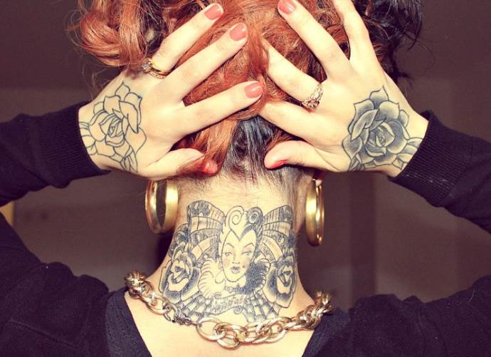 Tatouage sur les mains et le cou pour les filles