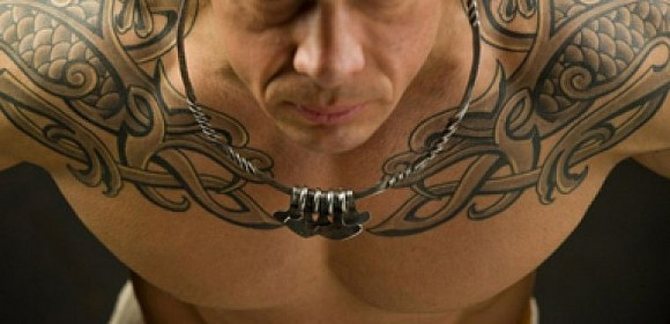 Tatouage sur la clavicule d'un homme
