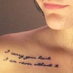 Tatouage sur la clavicule pour les filles. Esquisses, inscriptions féminines, motifs, oiseaux, fleurs, étoiles