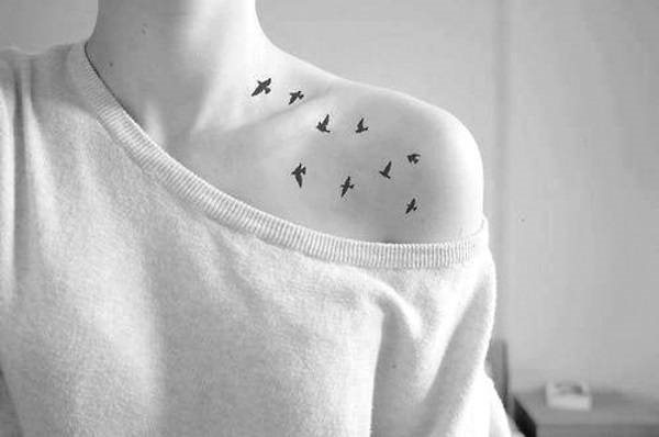 Tatouages sur la clavicule pour les filles. Croquis, légendes féminines, motifs, oiseaux, fleurs, étoiles