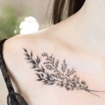 Tatouage sur la clavicule pour les filles. Esquisses, calligraphie féminine, motifs, oiseaux, fleurs, étoiles