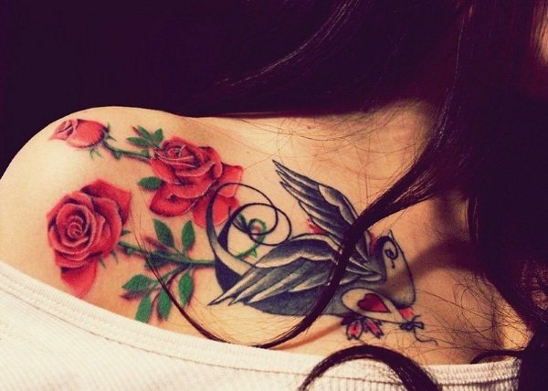 Tatouages sur la clavicule pour les filles. Esquisses, inscriptions féminines, motifs, oiseaux, fleurs, étoiles
