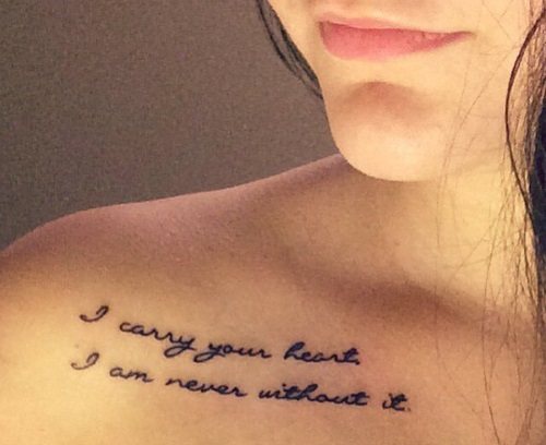 Tatouages sur la clavicule pour les filles. Esquisses, calligraphie féminine, motifs, oiseaux, fleurs, étoiles