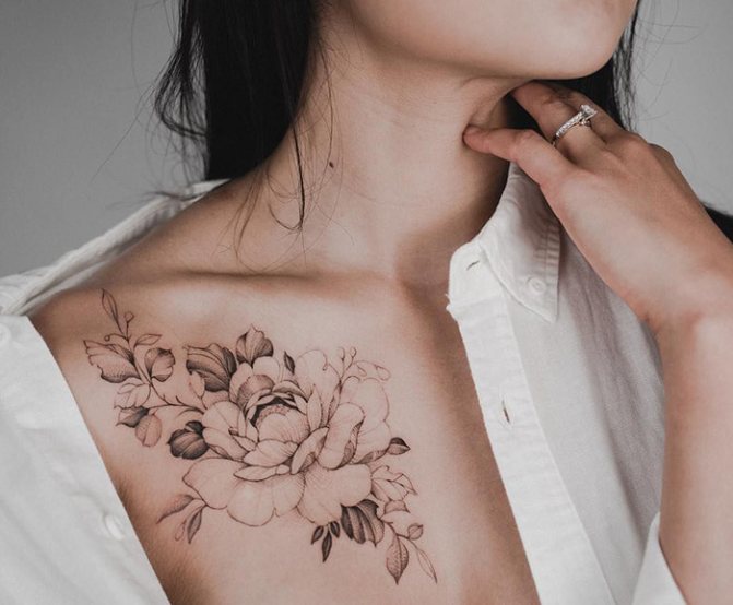 Tatouage sur la clavicule
