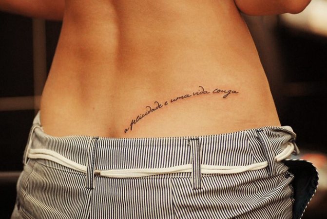 Tatouage sur le coccyx pour les filles. Photo et signification