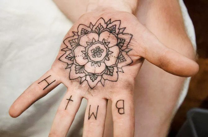 Tatouage sur la paume de la main pour les filles, les hommes. Croquis, photos