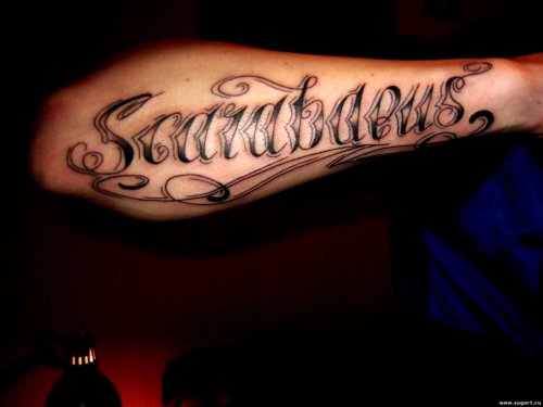 Tatouage latin sur le bras d'un homme