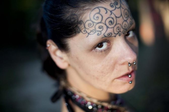 Tatouage sur le front des filles