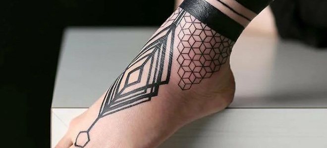 Tatouage sur la jambe gauche