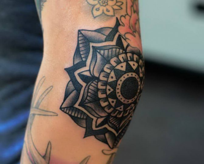 Tatouage du coude - Tatouage du coude - Tatouage sur le coude