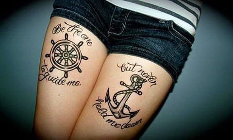 Tatouage d'une ancre sur les cuisses d'une fille avec un motif nautique