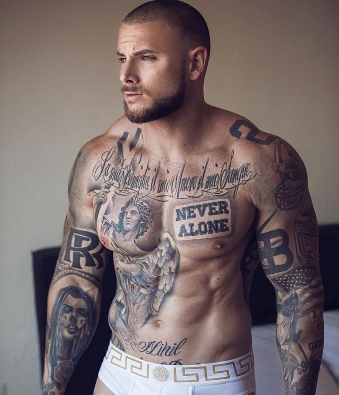 tatouage sur la poitrine d'un homme - inscriptions